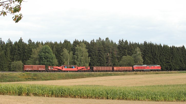 Walzenständertransport: 233 321-9 und Tiefladewagen Uaai 821 bei Stammbach - Foto: Jürgen Seidel, Münchberg