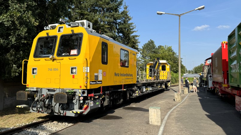 125-jähriges Jubiläum der Bahnstrecke im Städtedreieck: Bahnhofsfest Burglengenfeld - Fahrzeugausstellung 746 004 - Foto: Volker Seidel, Münchberg