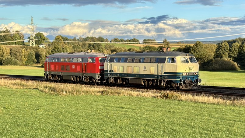 Reger Verkehr auf der Ludwig-Süd-Nord-Bahn - 218 446-3 und 218 415-8 als Tfzf bei Münchberg Eisteich - Foto: Volker Seidel, Münchberg