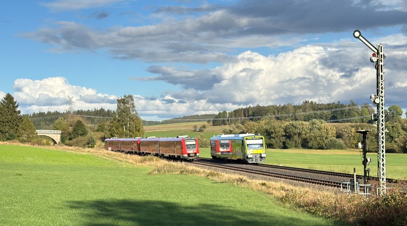 Reger Verkehr auf der Ludwig-Süd-Nord-Bahn - VT 612 und VT 650 bei Münchberg Eisteich - Foto: Volker Seidel, Münchberg