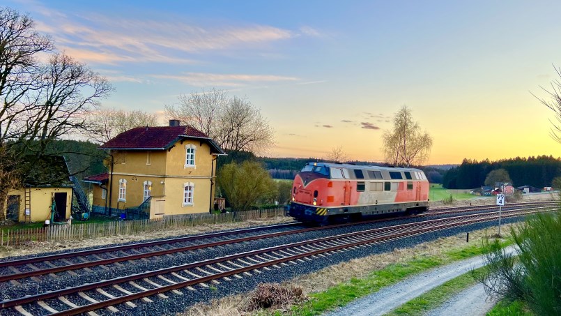Hofer Schleuder auf dem Weg nach Meiningen - 221 105-0 bei Poppenreuth - Foto: Jürgen Seidel, Münchberg