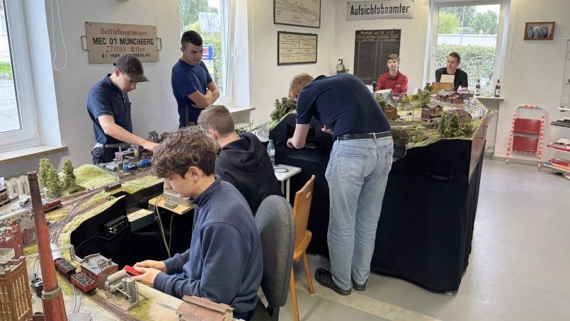 Gäste im Clubheim: Der Modellbahnclub Glauchau - Vollbetrieb auf der Clubanlage - Foto: Volker Seidel Gäste im Clubheim: Der Modellbahnclub Glauchau - Vollbetrieb auf der Clubanlage - Foto: Volker Seidel, Münchberg